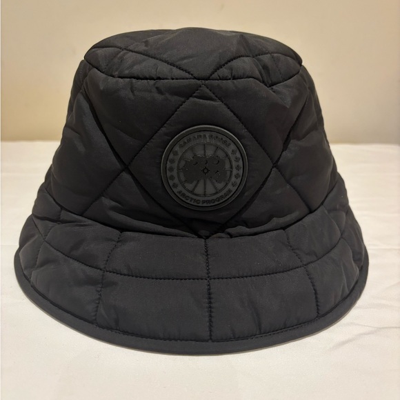 CANADA GOOSE
Puffer Reversible Unisex Hat - Picture 1 of 10
